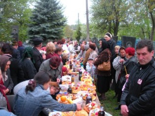 On amène des plats et du vin au cimetière