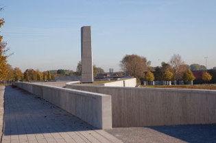 Du béton du béton ... et j'ose à peine la comparaison architecturale avec les camps de concentration.