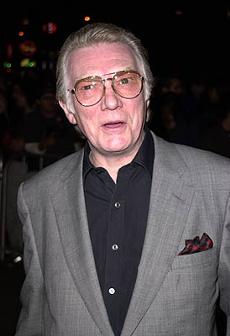 Alan Ford acteur dans "Le Vieux qui ne voulait pas fêter son anniversaire".