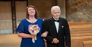 Fred Evans amenant une de ses filles devant l'autel